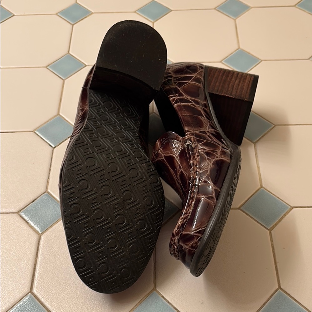 Brown Leather Flats with Decorative Stitching - Picture 5 of 6